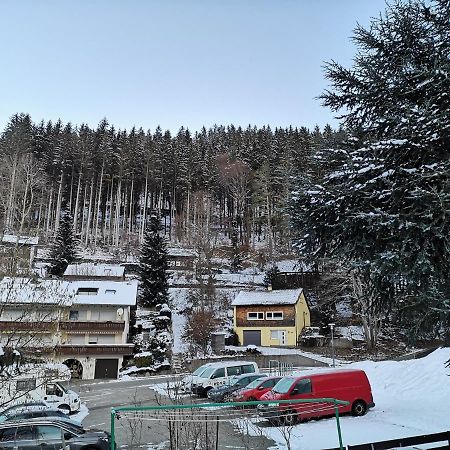 バイアースブロンFerien Am Waldアパートメント エクステリア 写真